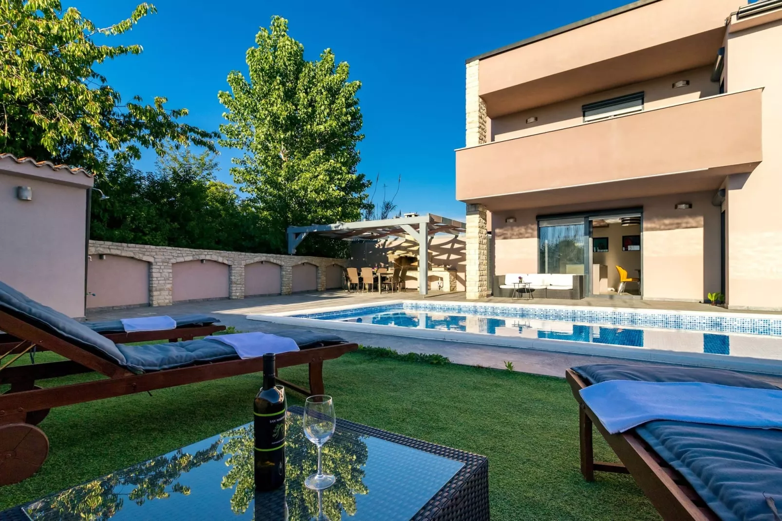 Beautiful Villa Nika with Pool-Gardens summer