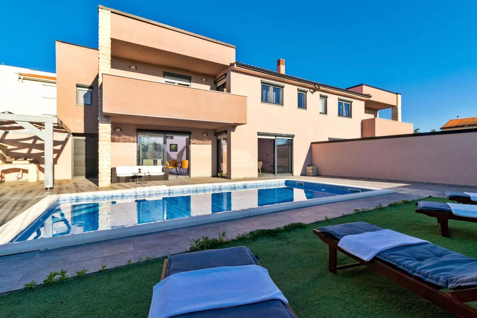 Beautiful Villa Nika with Pool-Gardens summer