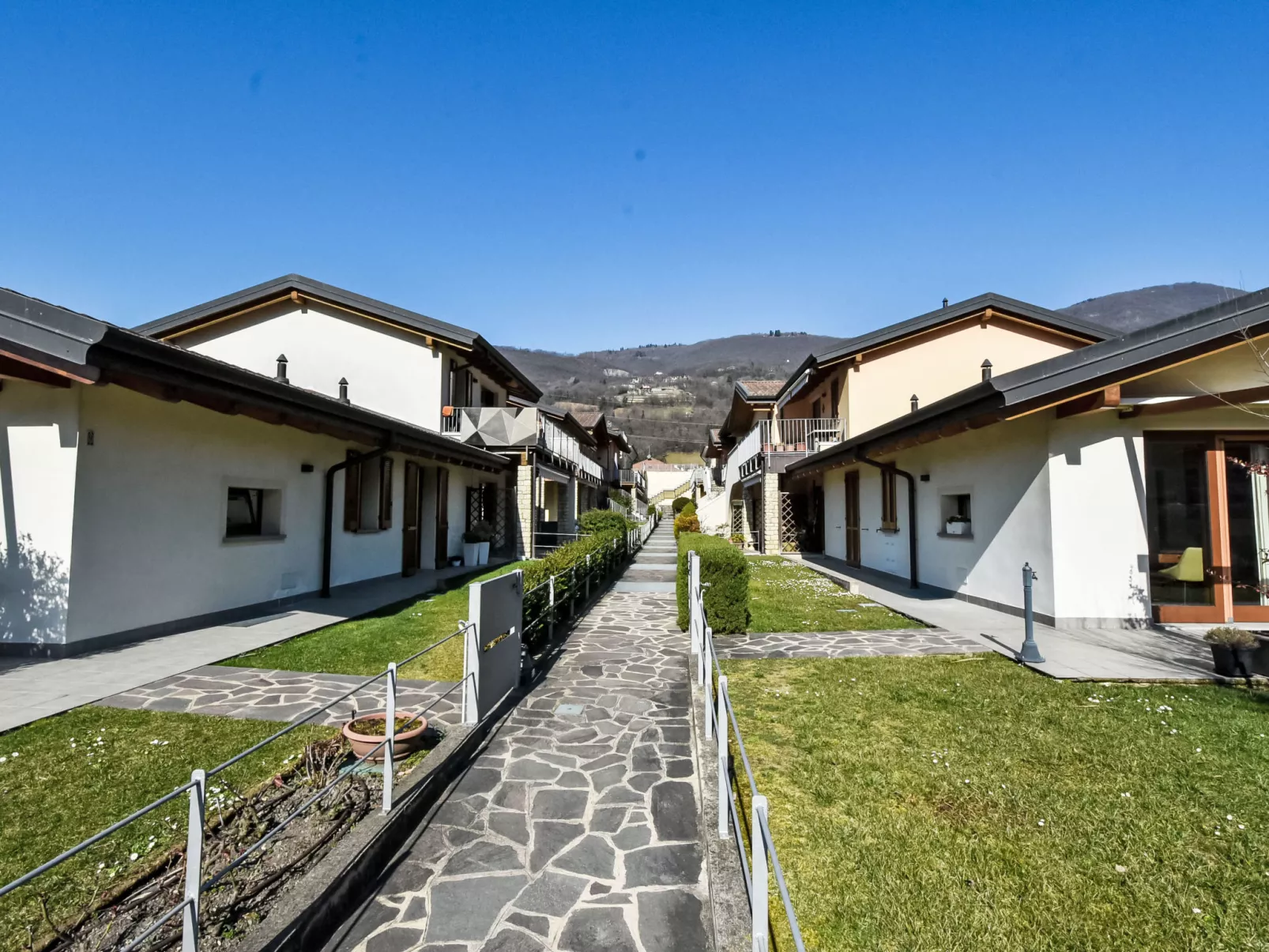 Endine Pool Apartment-Outside