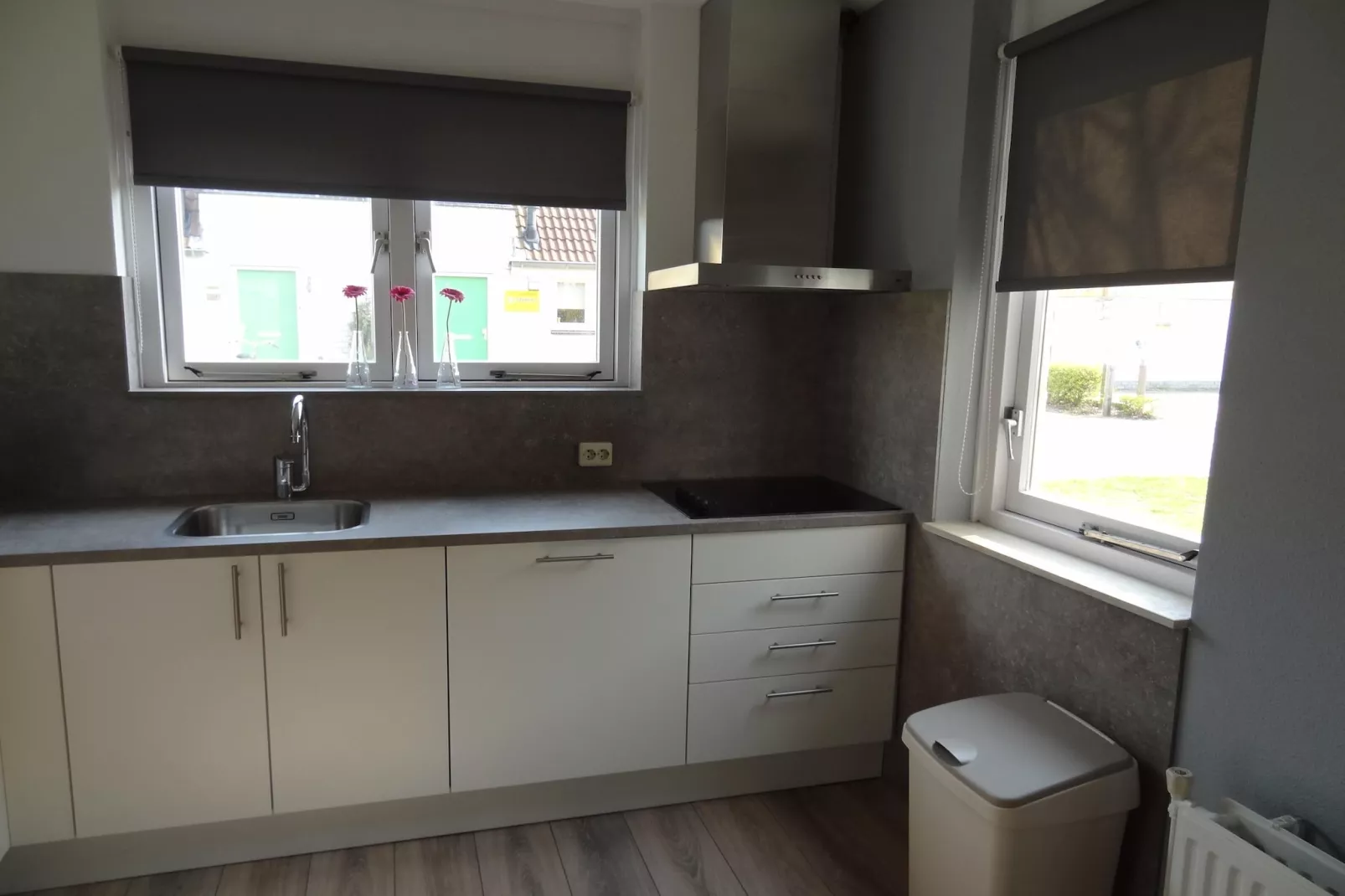 Villapark De Oesterbaai 15-Kitchen