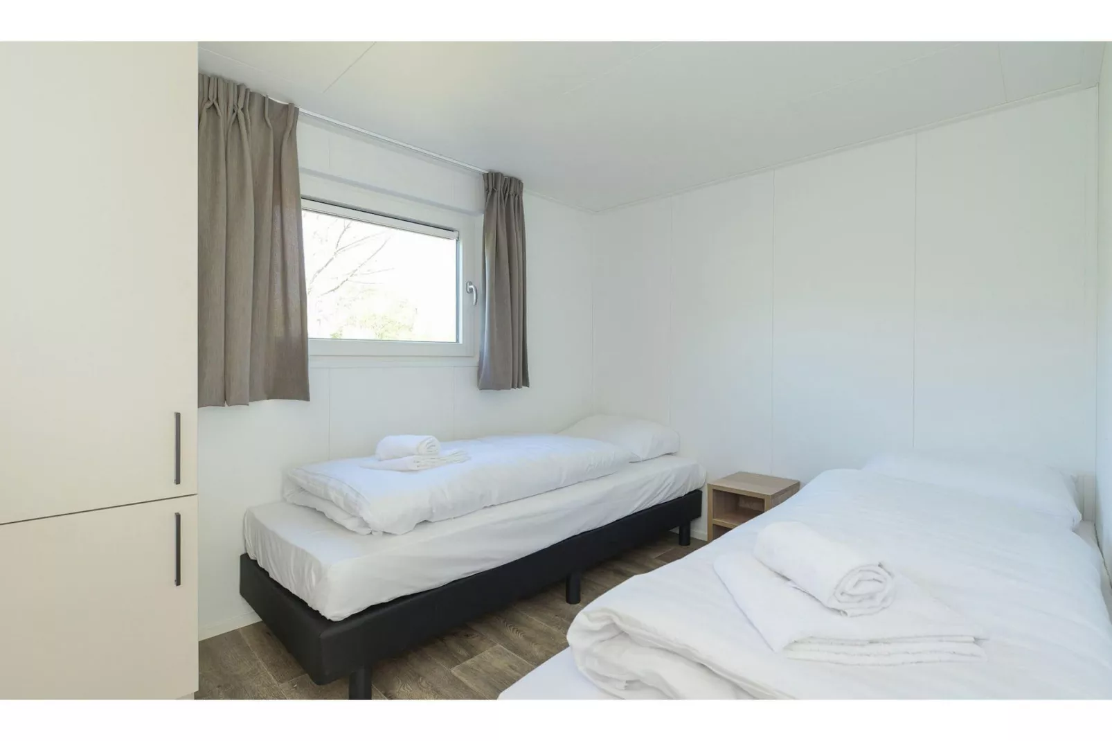 Chalet 4- Vakantiepark Hart van Zeeland-Bedroom