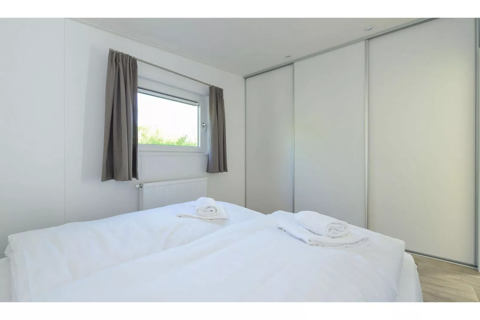 Chalet 4- Vakantiepark Hart van Zeeland-Bedroom