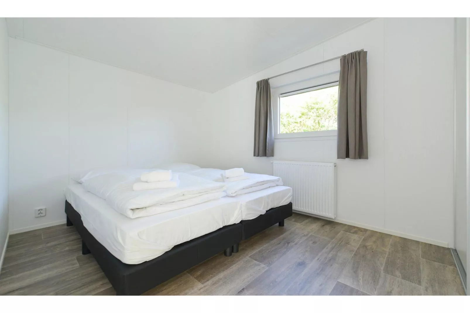 Chalet 4- Vakantiepark Hart van Zeeland-Bedroom