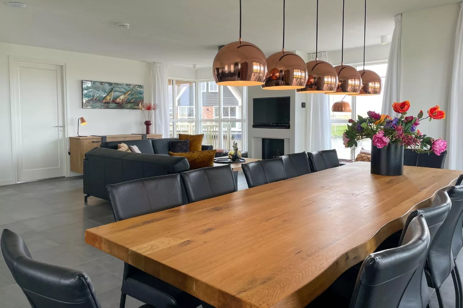 Friese Meren Villa's 21-Dining room