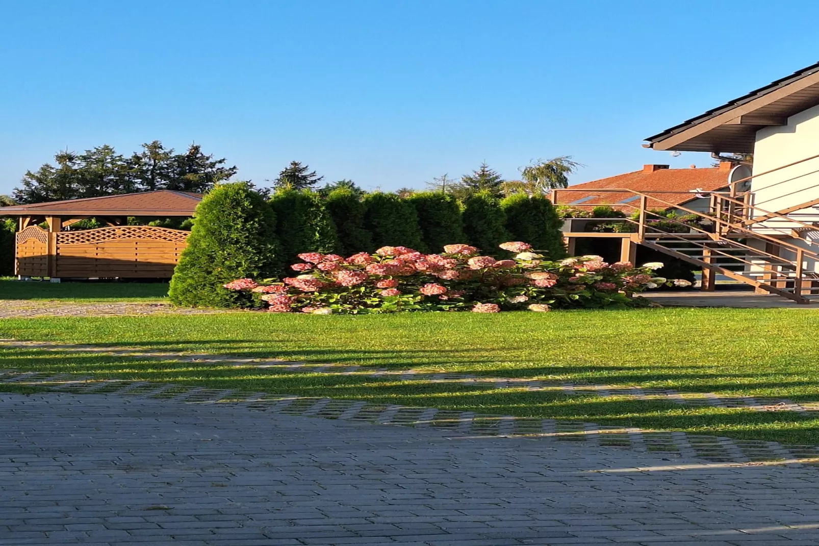 Komfortowy apartament z basenem i ogrodem dla 6 osób w Stepniczce-Gardens summer