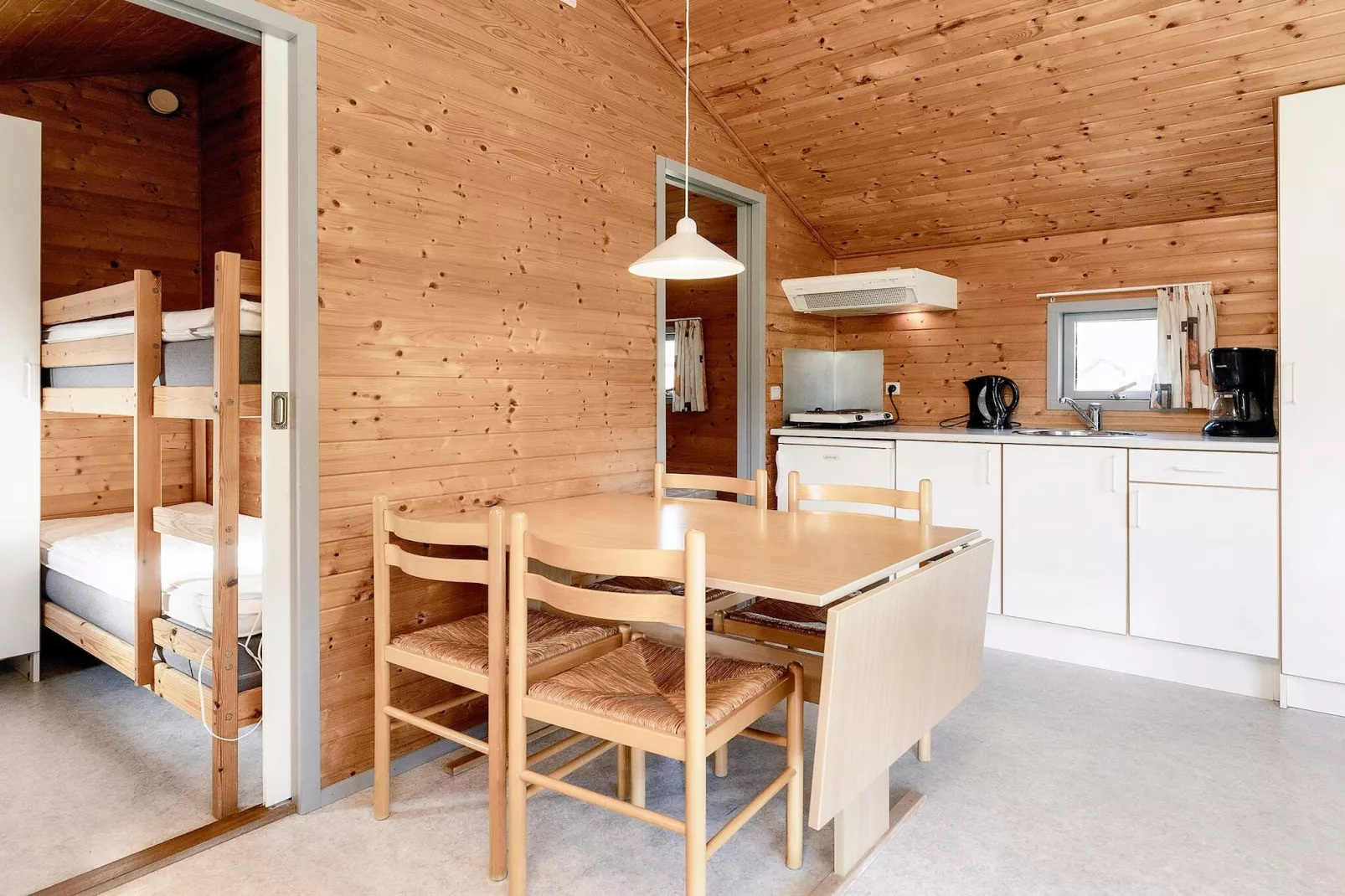 Cabane confortable dans un camping