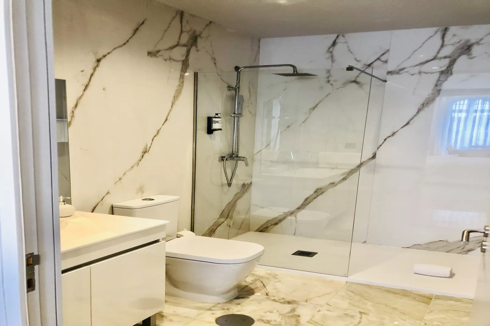YOUROPO - Downtown 3B-Bathroom