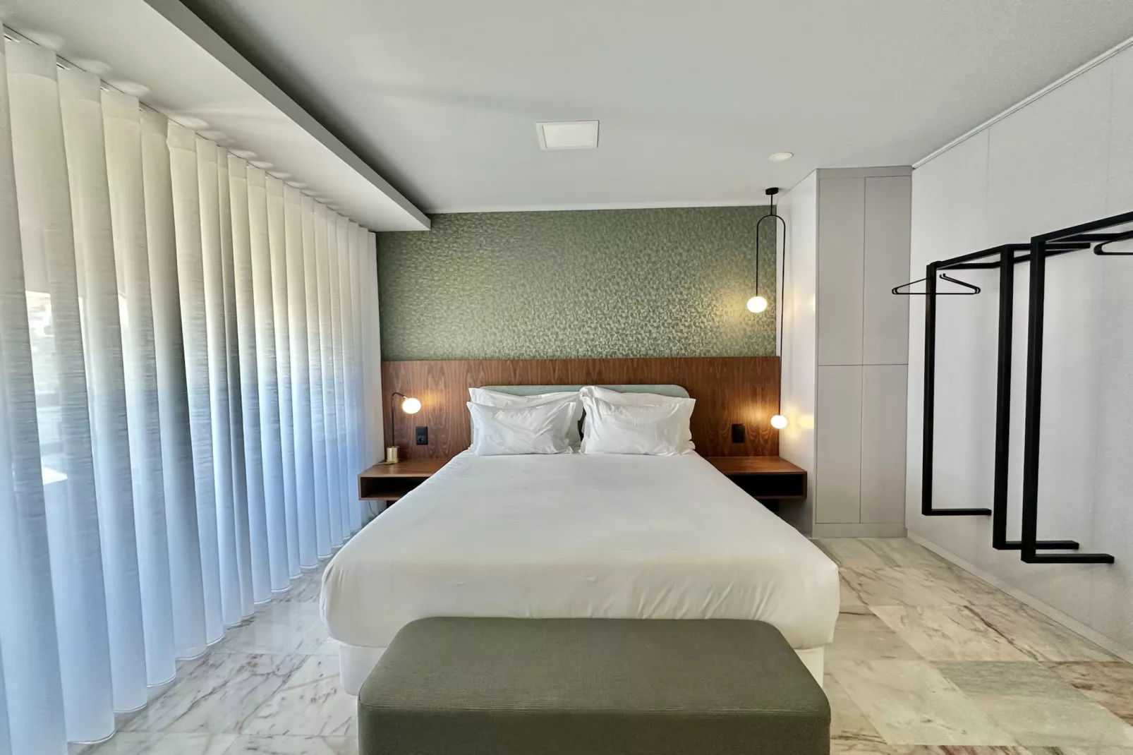 YOUROPO - Downtown 4A-Bedroom