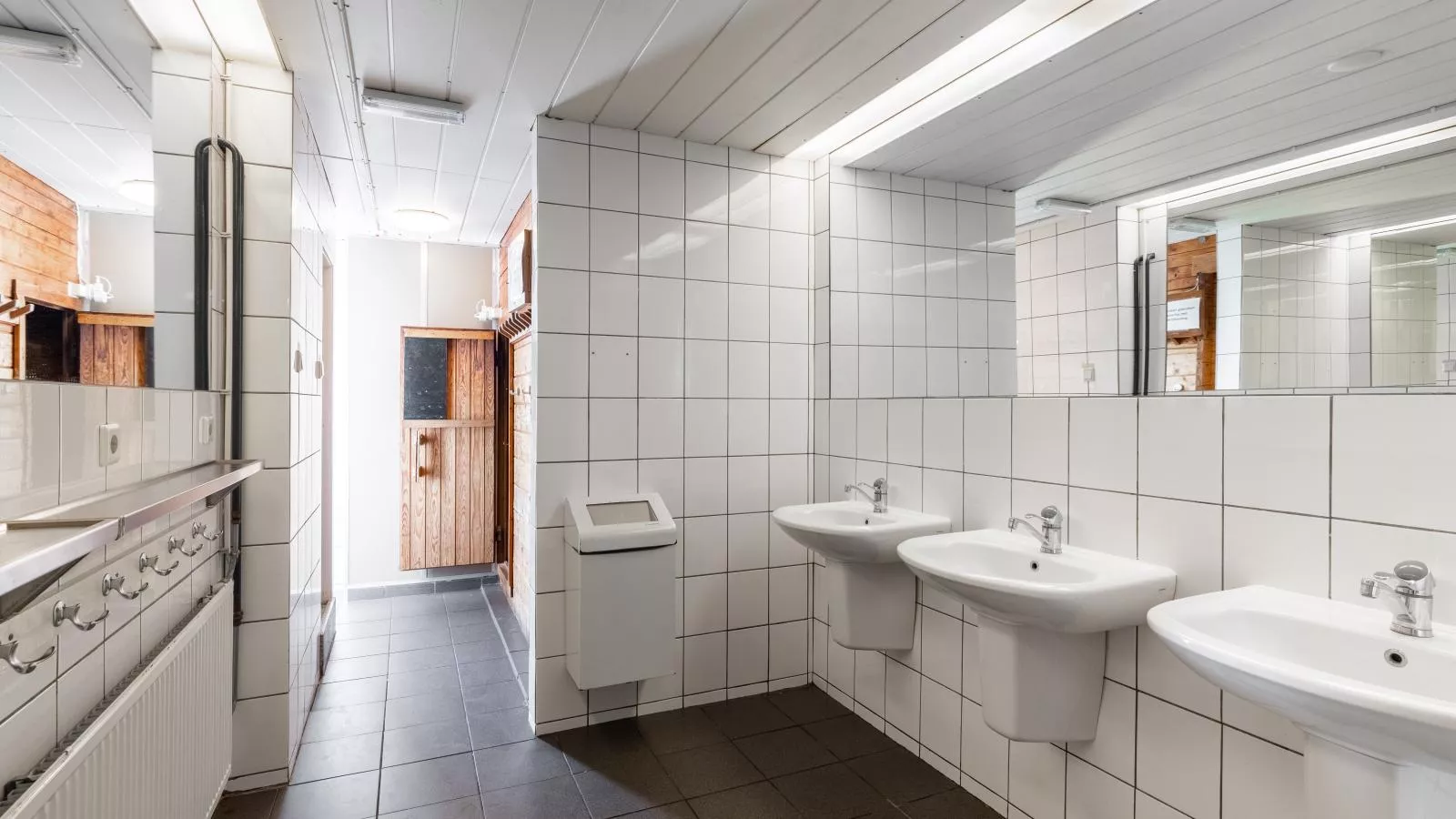 De Kaag Watersport Groepsaccommodatie - 30 pers-Bathroom