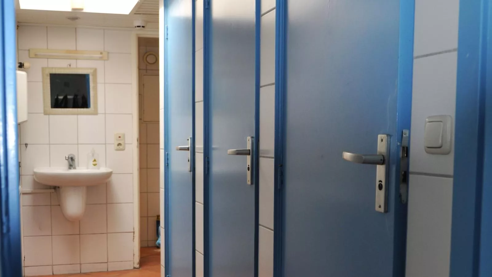 De Kaag Watersport Groepsaccommodatie - 30 pers-Bathroom