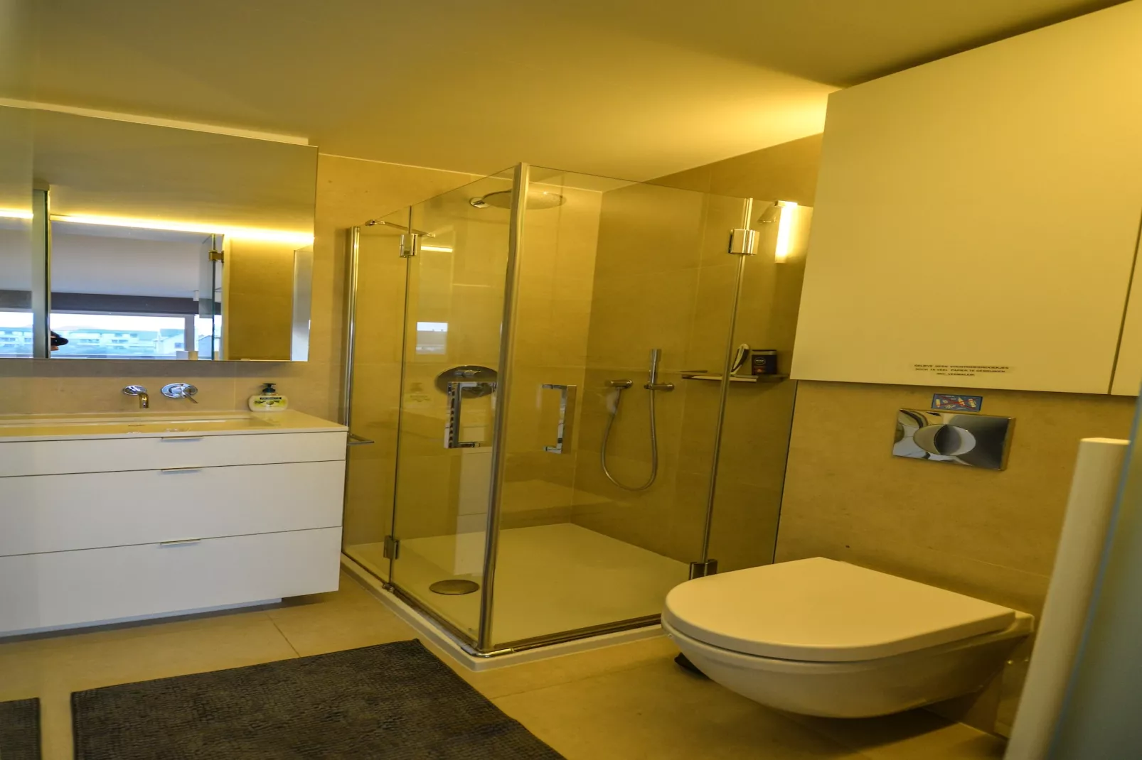 PLAZA I/0825-Badezimmer