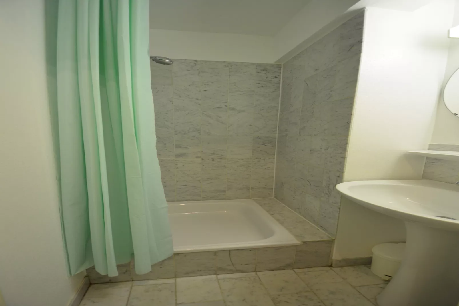 PLAZA H/3753-Bathroom