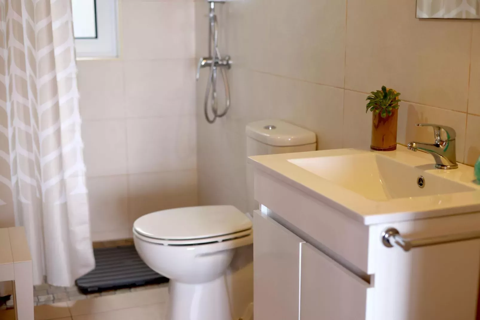 Small semi-detached holiday home in Santo Amaro-Bathroom