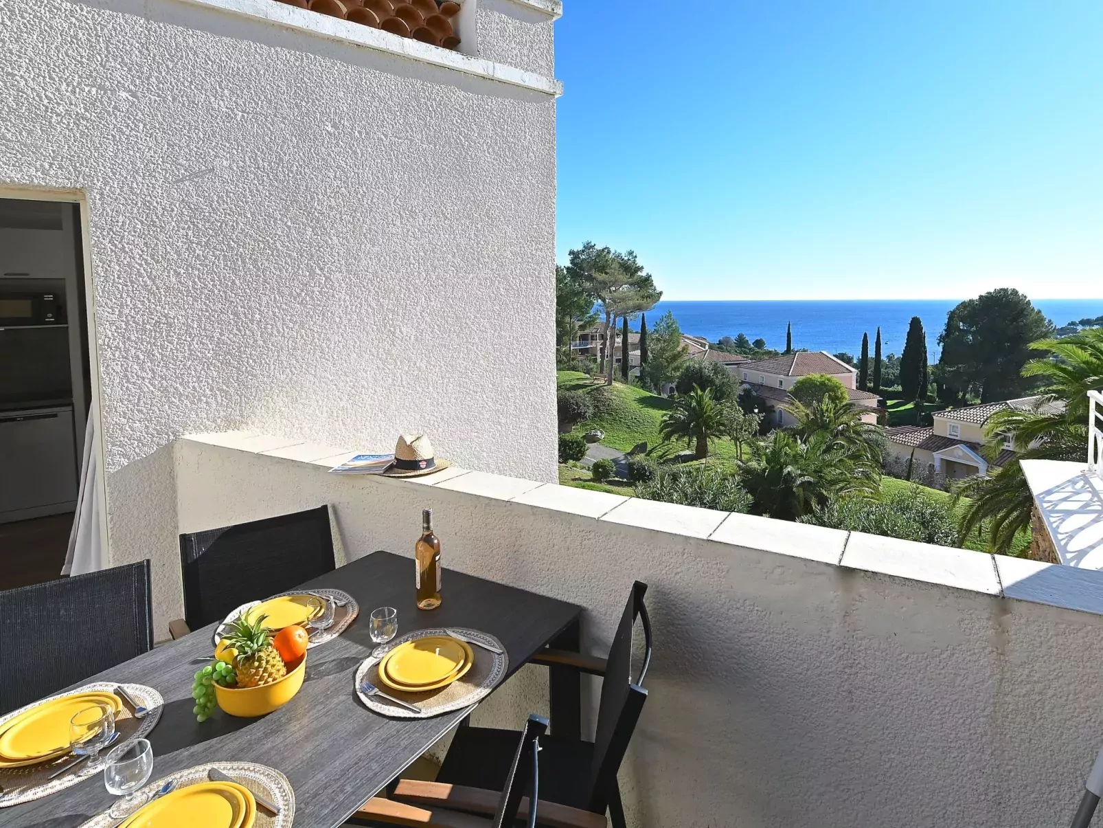 Le Village (C5 235)-Dehors