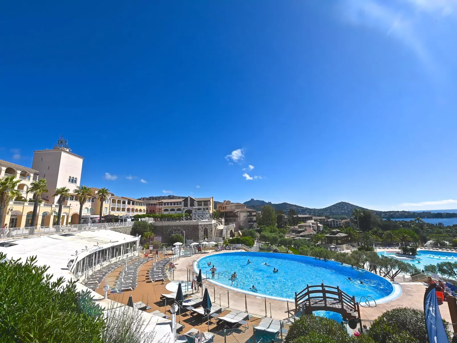 Le Village (C5 235)-Dehors