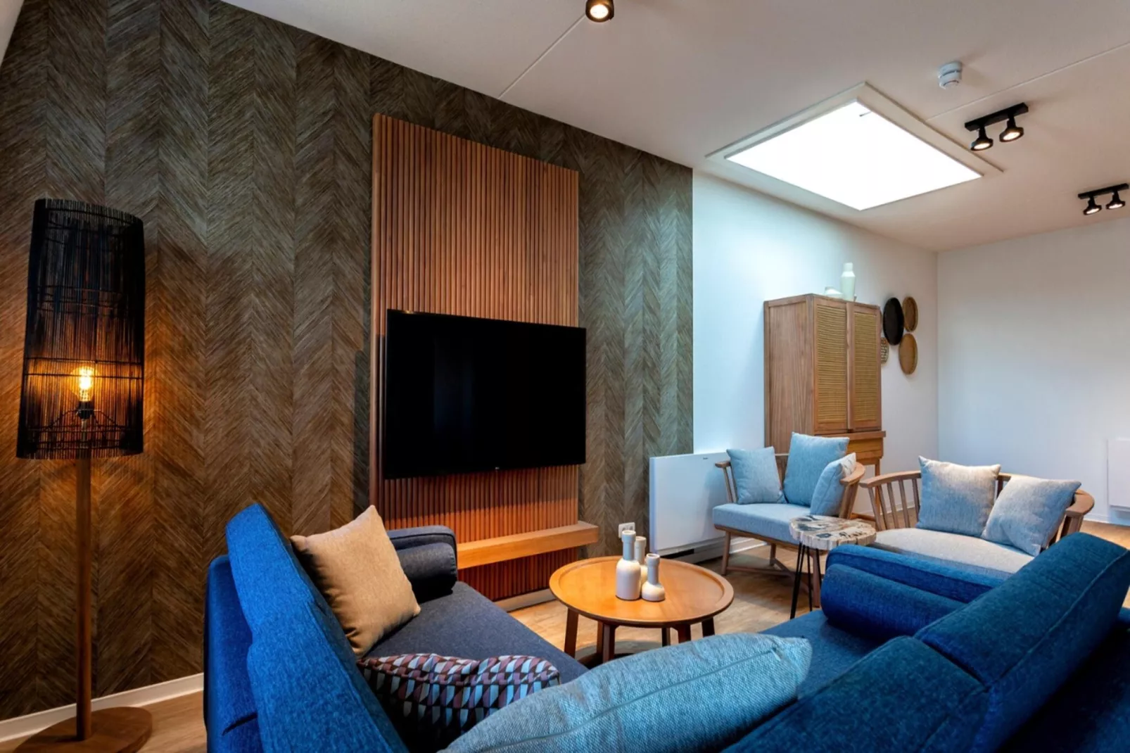 Panorama Lake View Apartment 6p-Living room