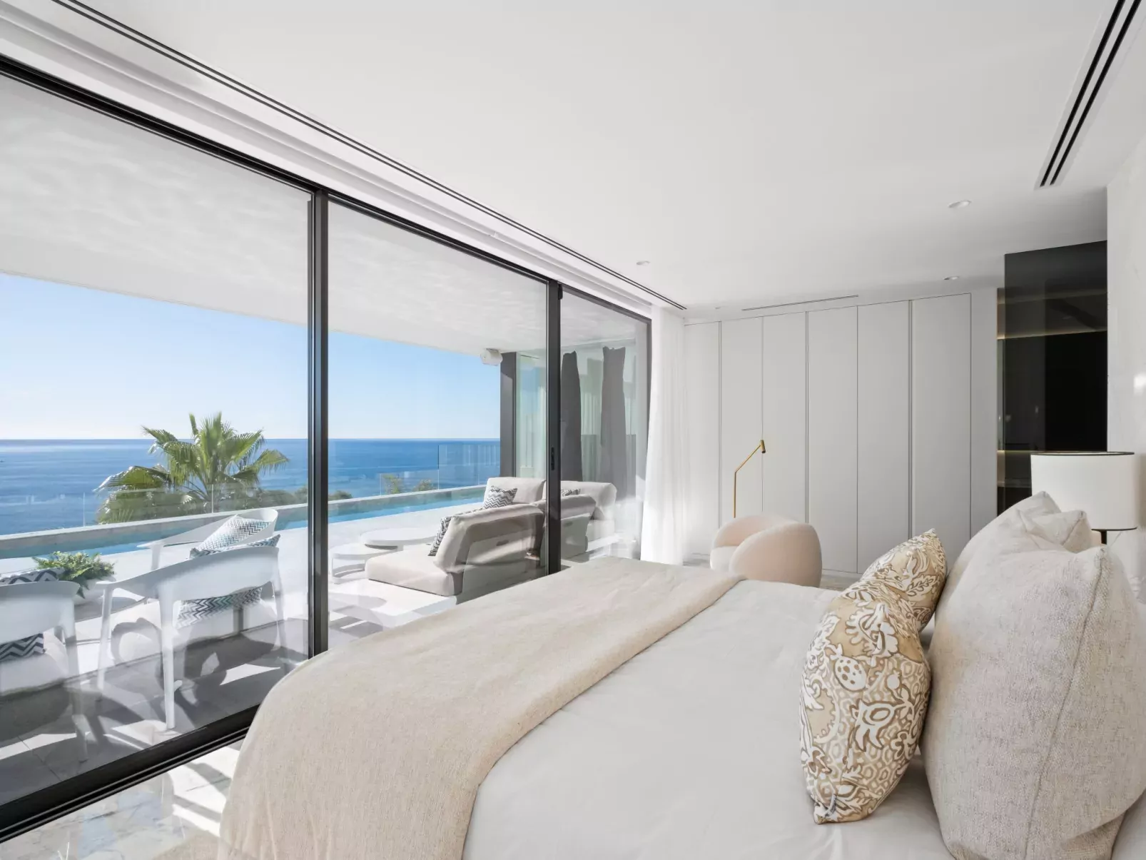 Panorama Bay-Inside
