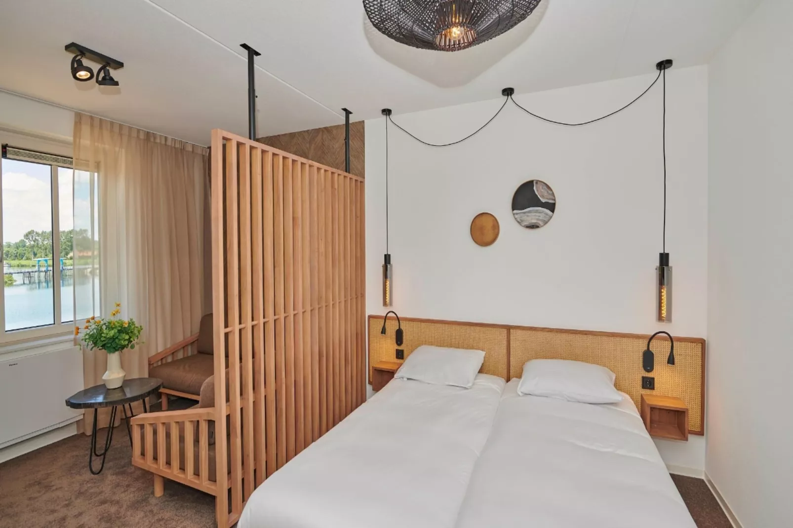 Lake View Hotel Room 2p-Bedroom