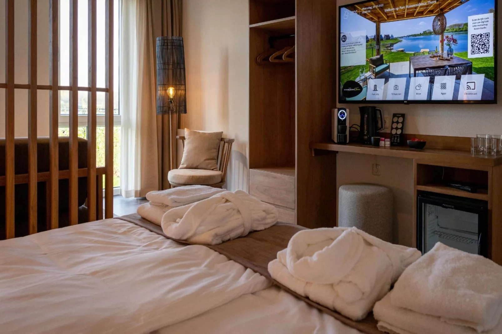 Lake View Hotel Room 2p-Bedroom