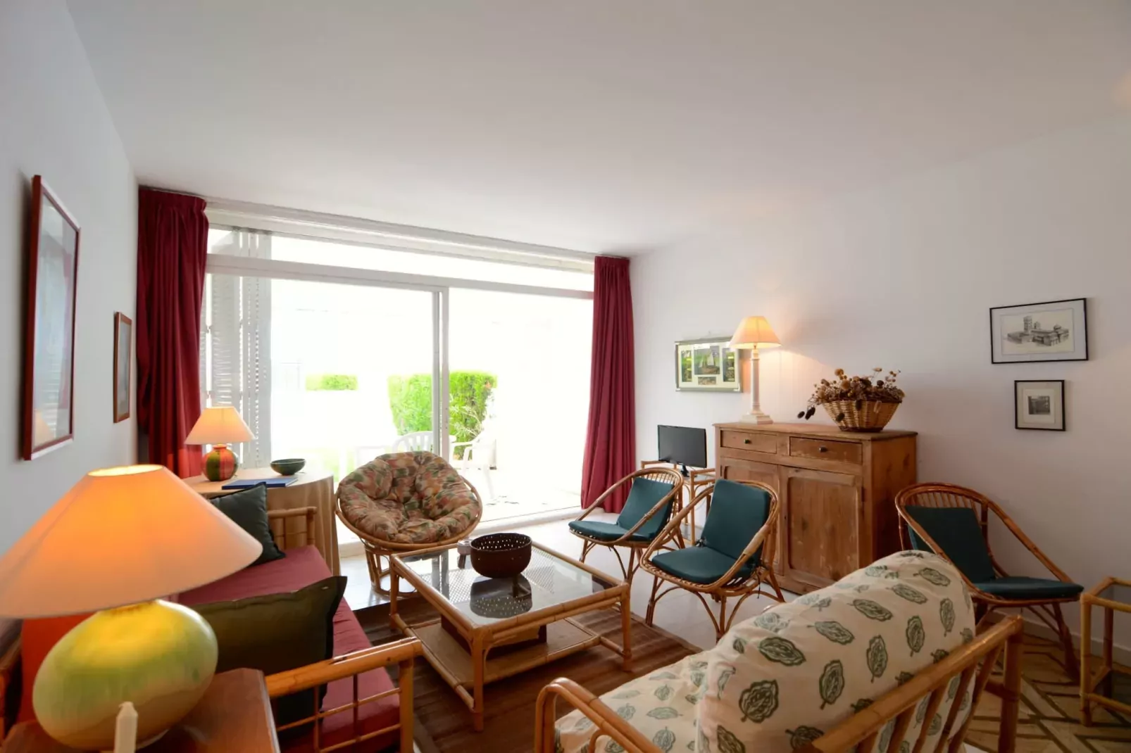 GREEN CLUB B 104-Living room