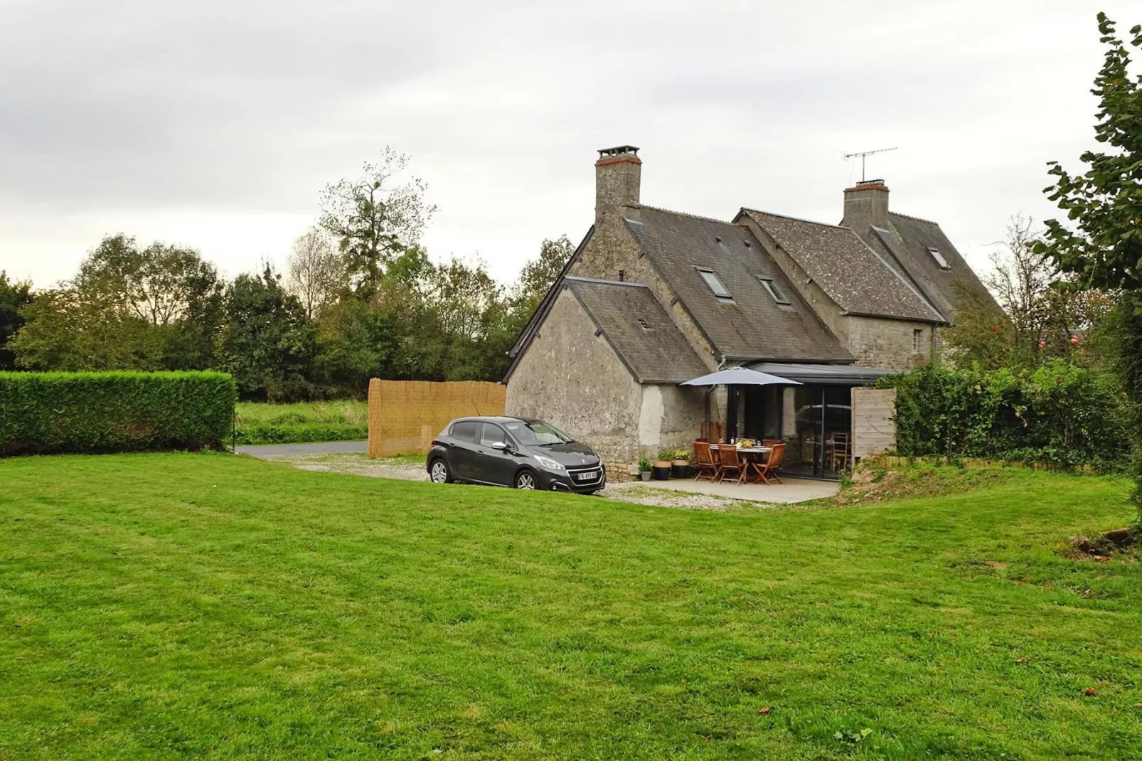 Semi-detached house Brucheville-Gardens summer