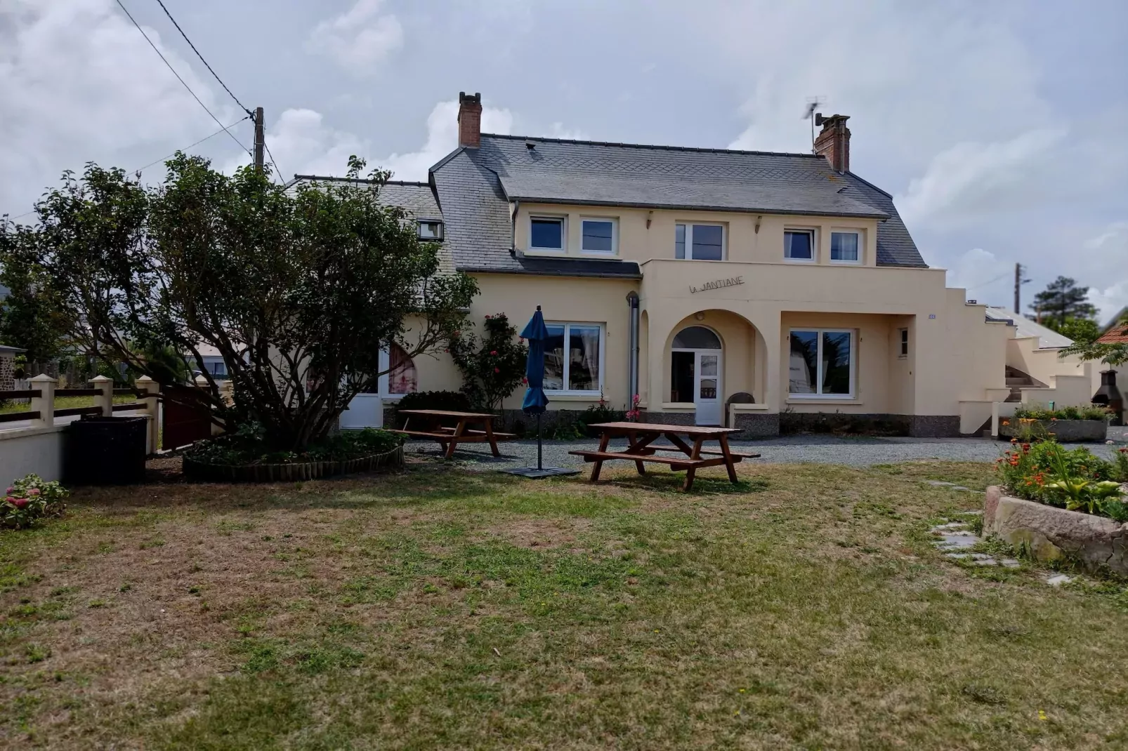 Holiday home St Martin-de-Bréhal-Außenbereich Sommer