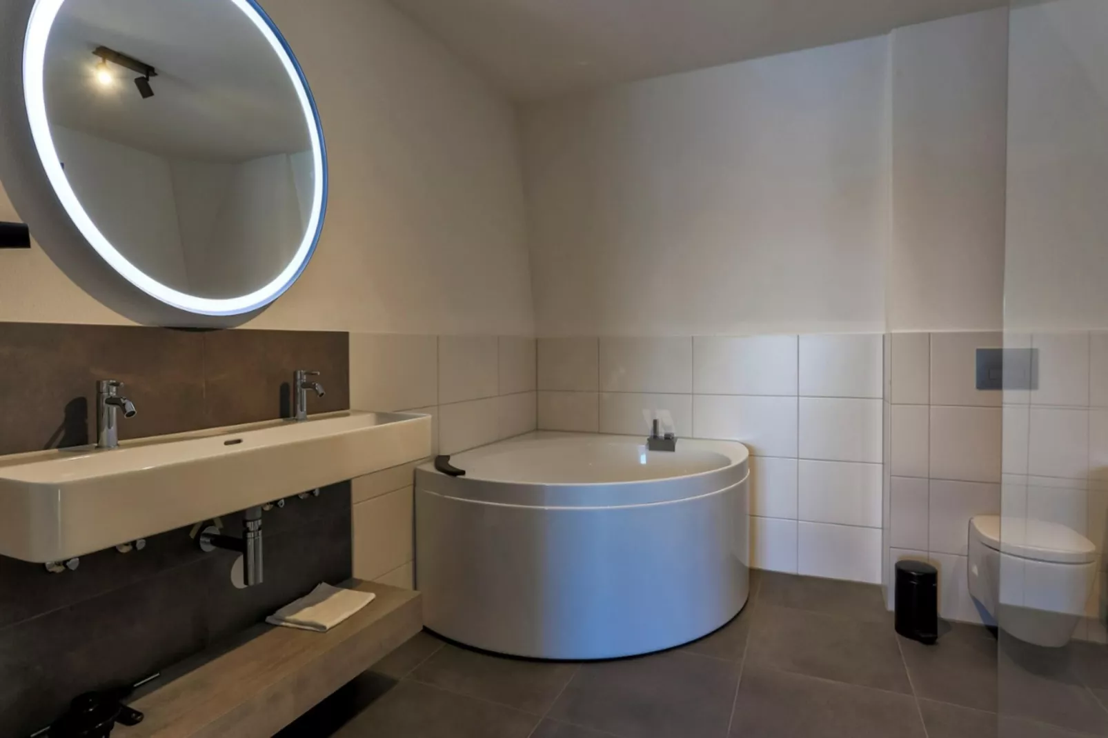 Lake View Penthouse 4p-Bathroom