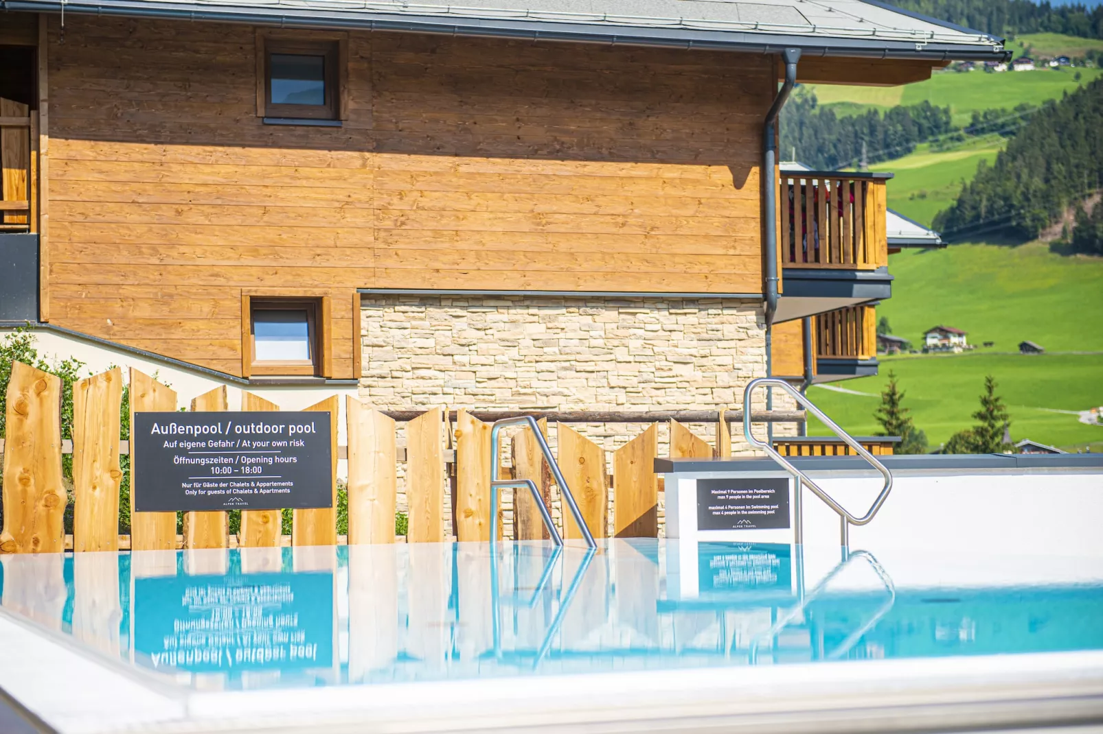 Superior Chalet-Exterior winter