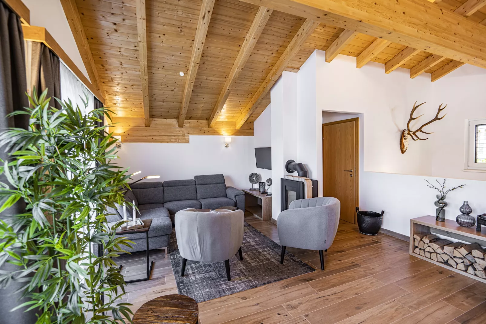 Deluxe Chalet-Living room