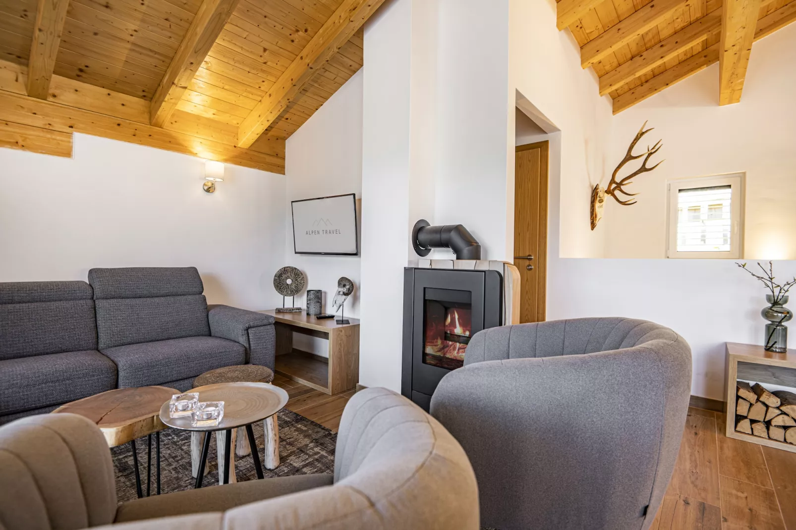 Deluxe Chalet-Living room