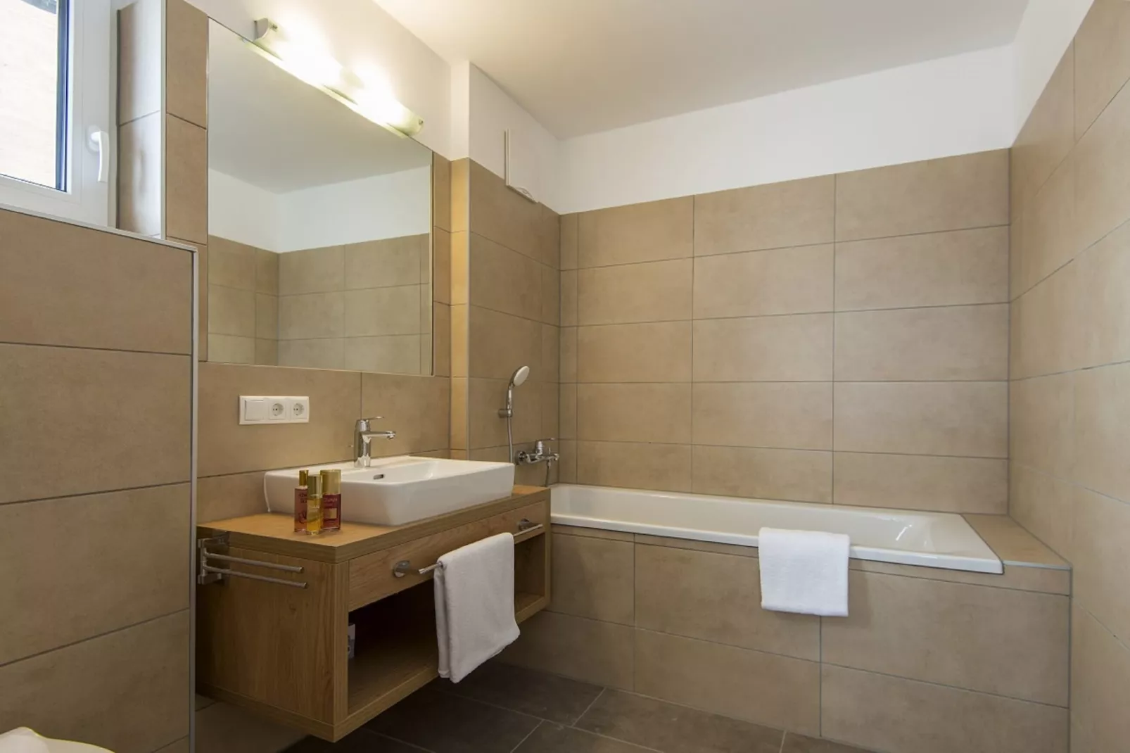 GA2C Alpenleben Apartments-Bathroom