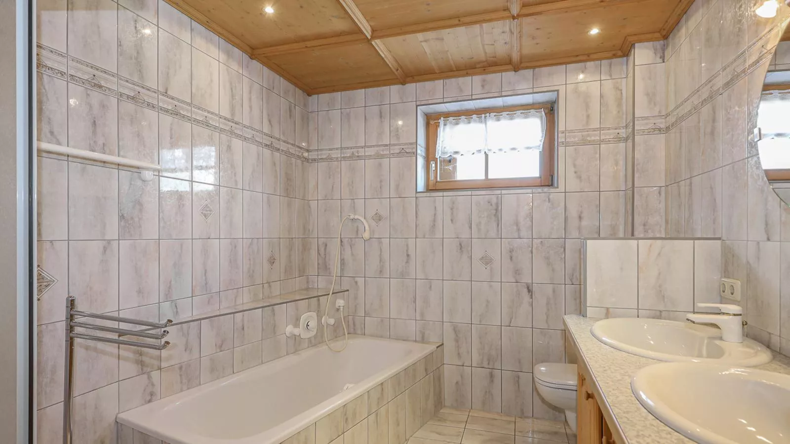 Kitz Hills Chalet Mondschein-Bathroom