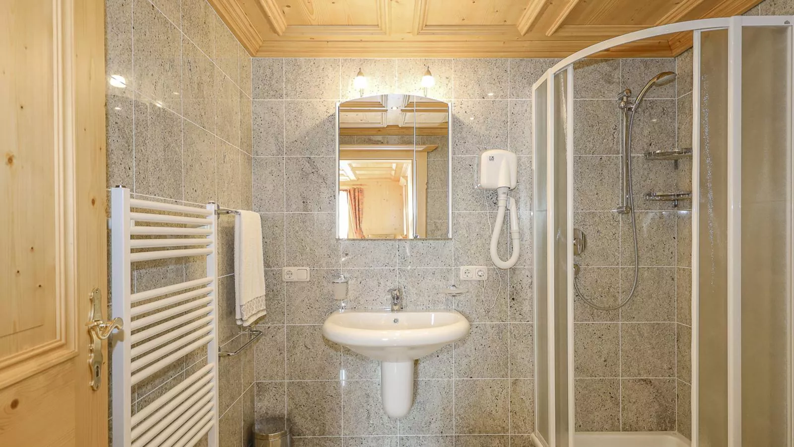 Kitz Hills Chalet Mondschein-Bathroom