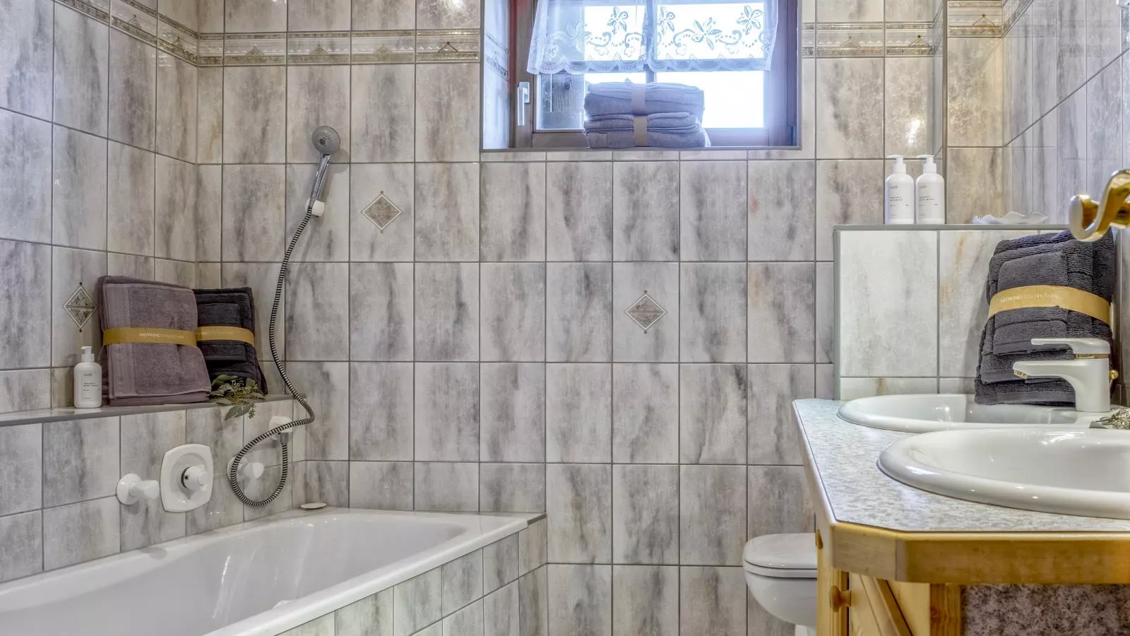 Kitz Hills Chalet Mondschein-Bathroom