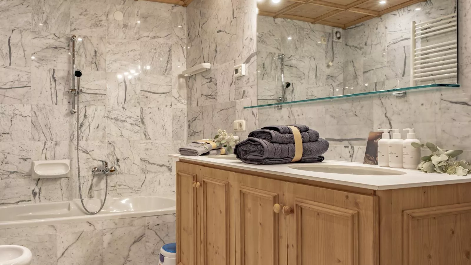 Kitz Hills Chalet Mondschein-Bathroom