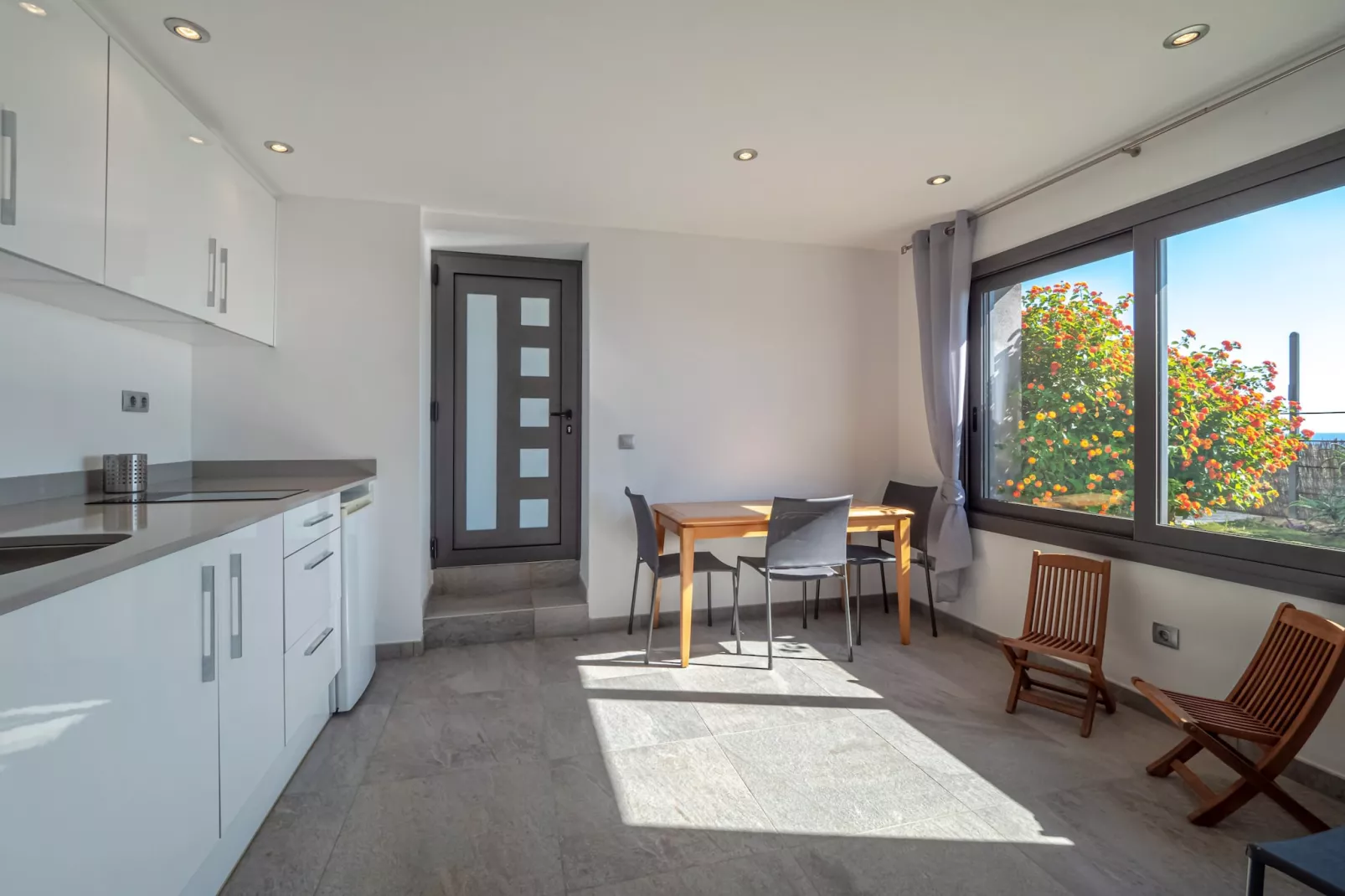 VILLA VELAZQUEZ Roses-Kitchen