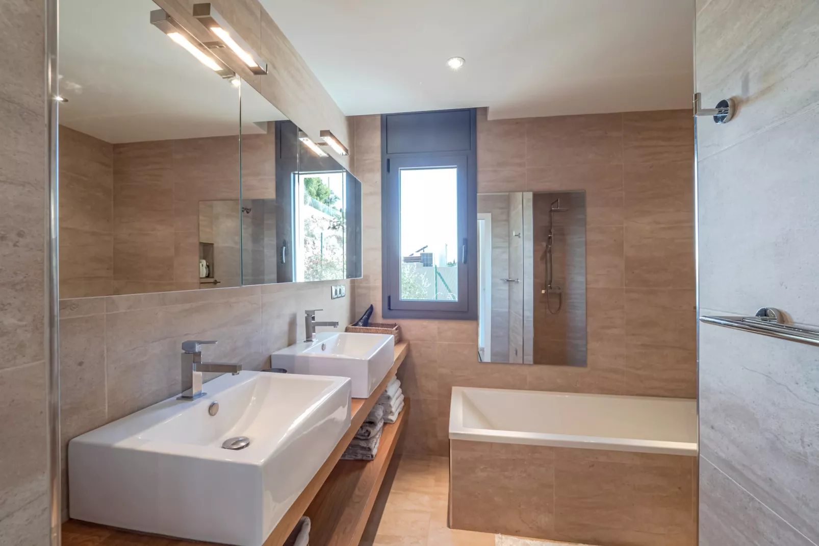 VILLA VELAZQUEZ Roses-Bathroom