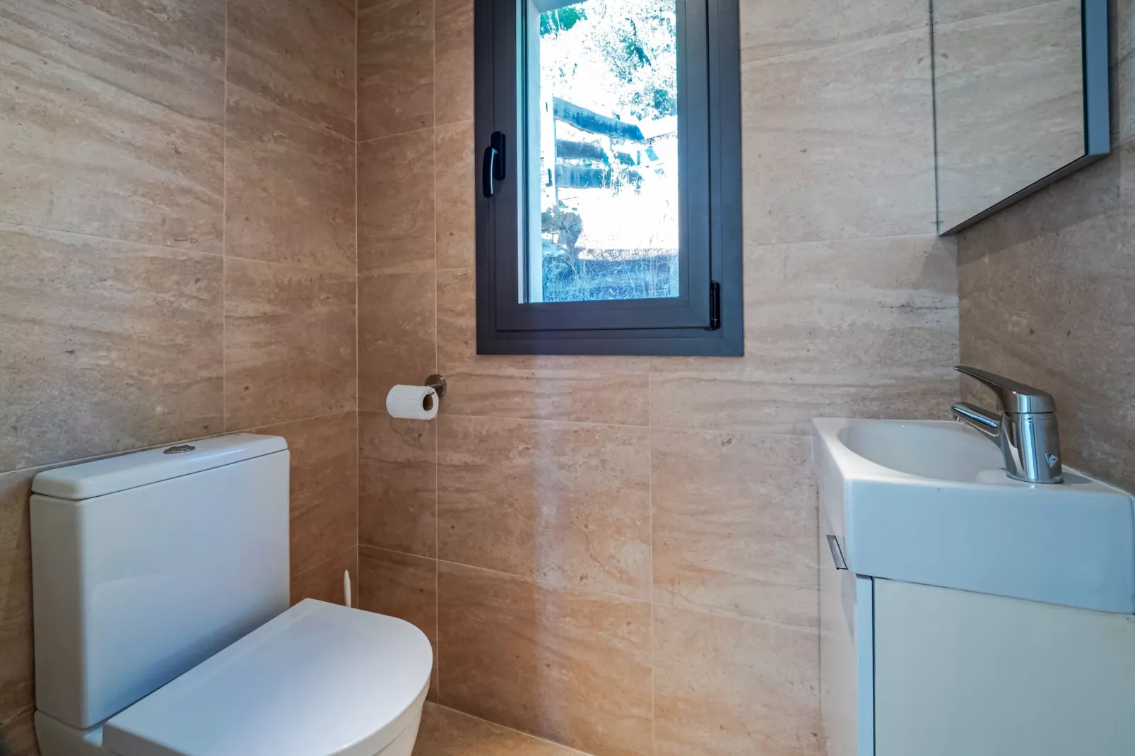 VILLA VELAZQUEZ Roses-Bathroom