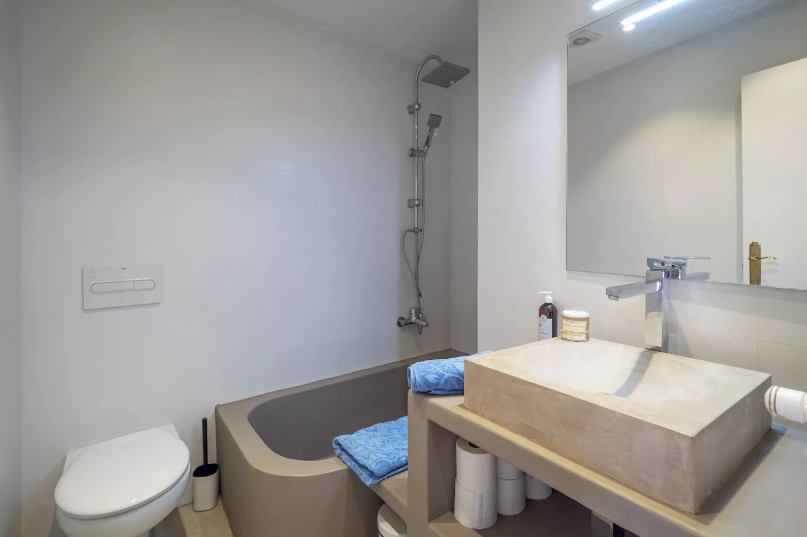 VILLA ESMERALDA Canyelles-Bathroom