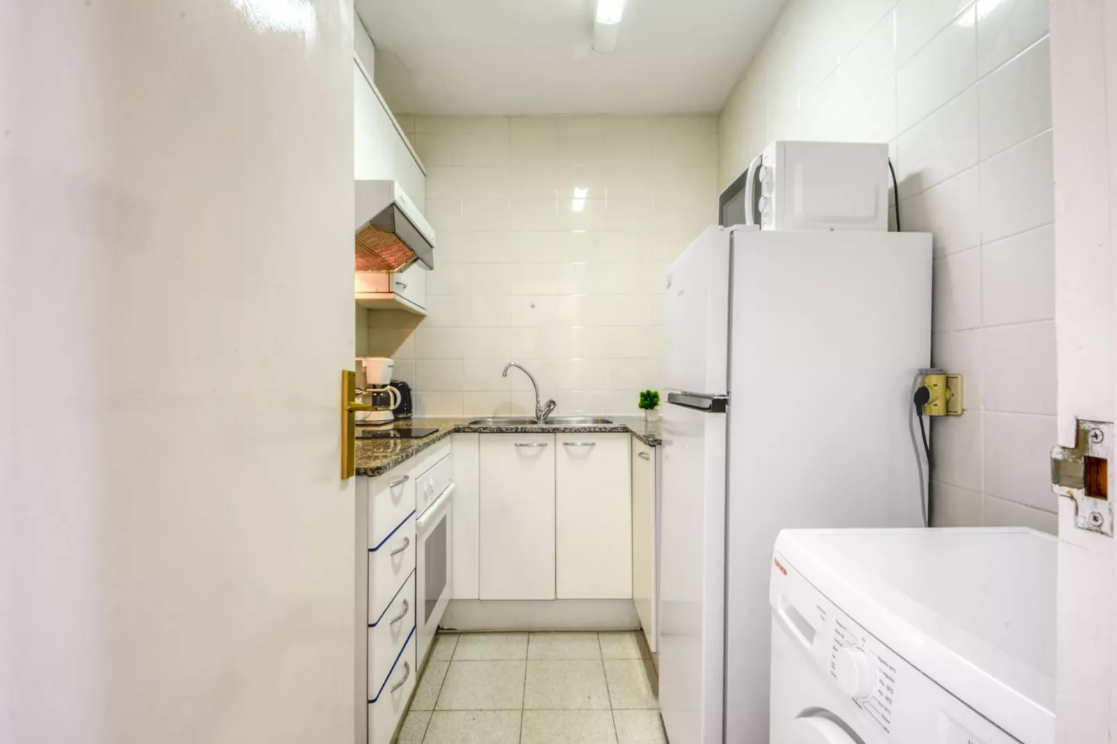 MEDITERRANEO 1  5 4 Roses-Kitchen