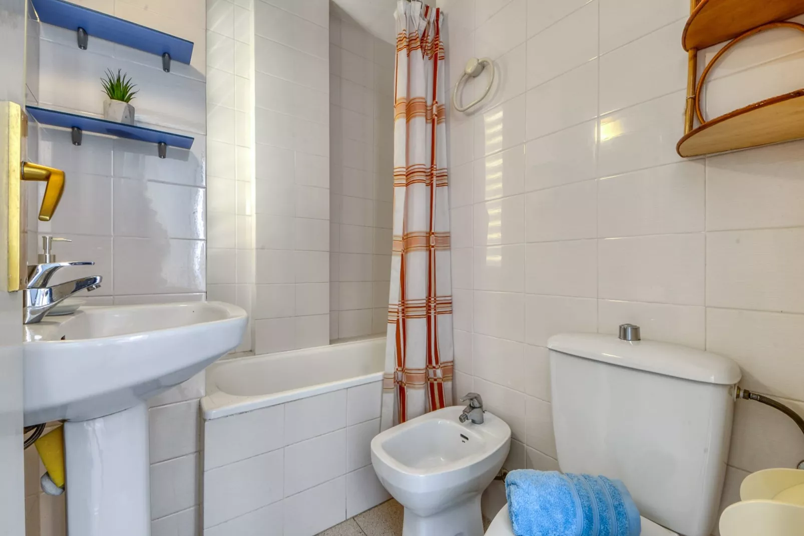 MEDITERRANEO 1  5 4 Roses-Bathroom