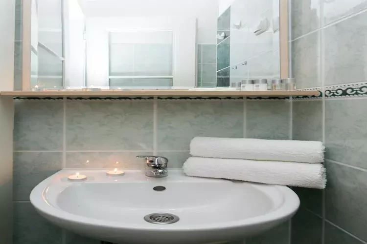Villa Iveta - Twin Room (Ground Floor) - Martina-Bathroom