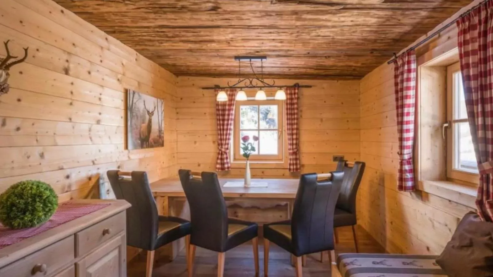 Heualm-Esszimmer