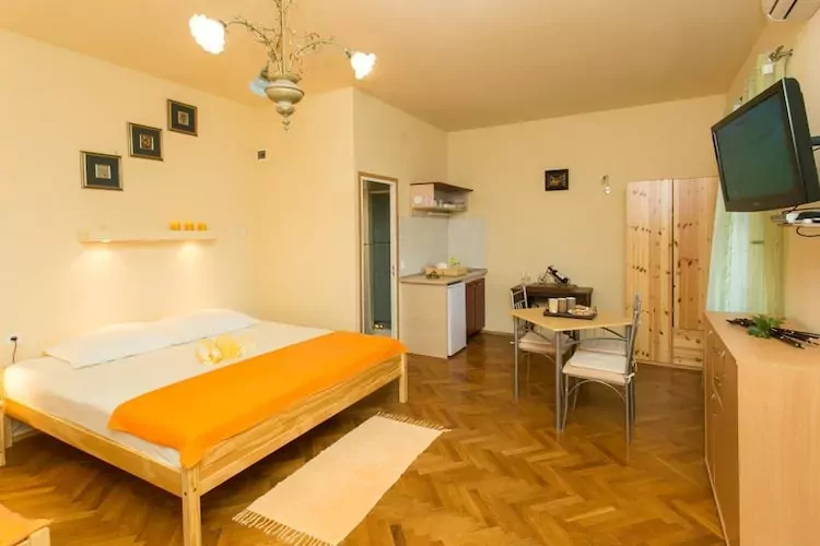 Villa Iveta- Triple Room (Ground Floor) - Martina-Bedroom