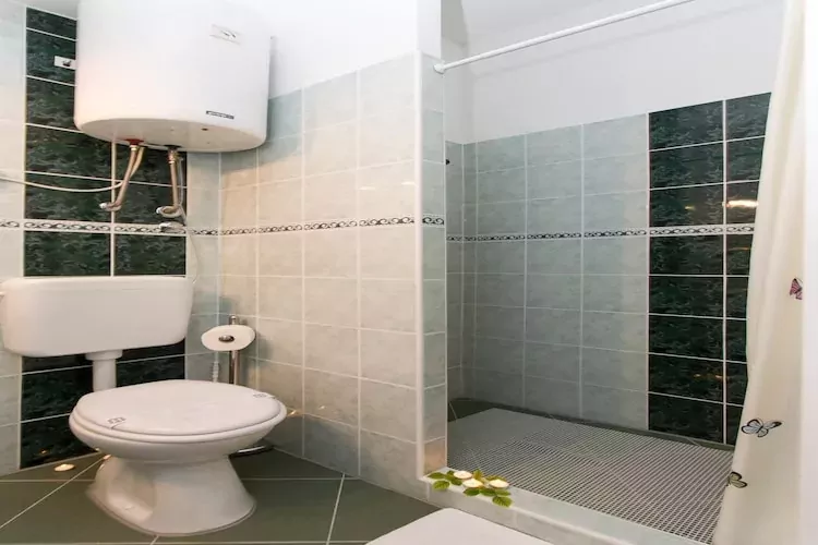 Villa Iveta- Triple Room (Ground Floor) - Martina-Bathroom
