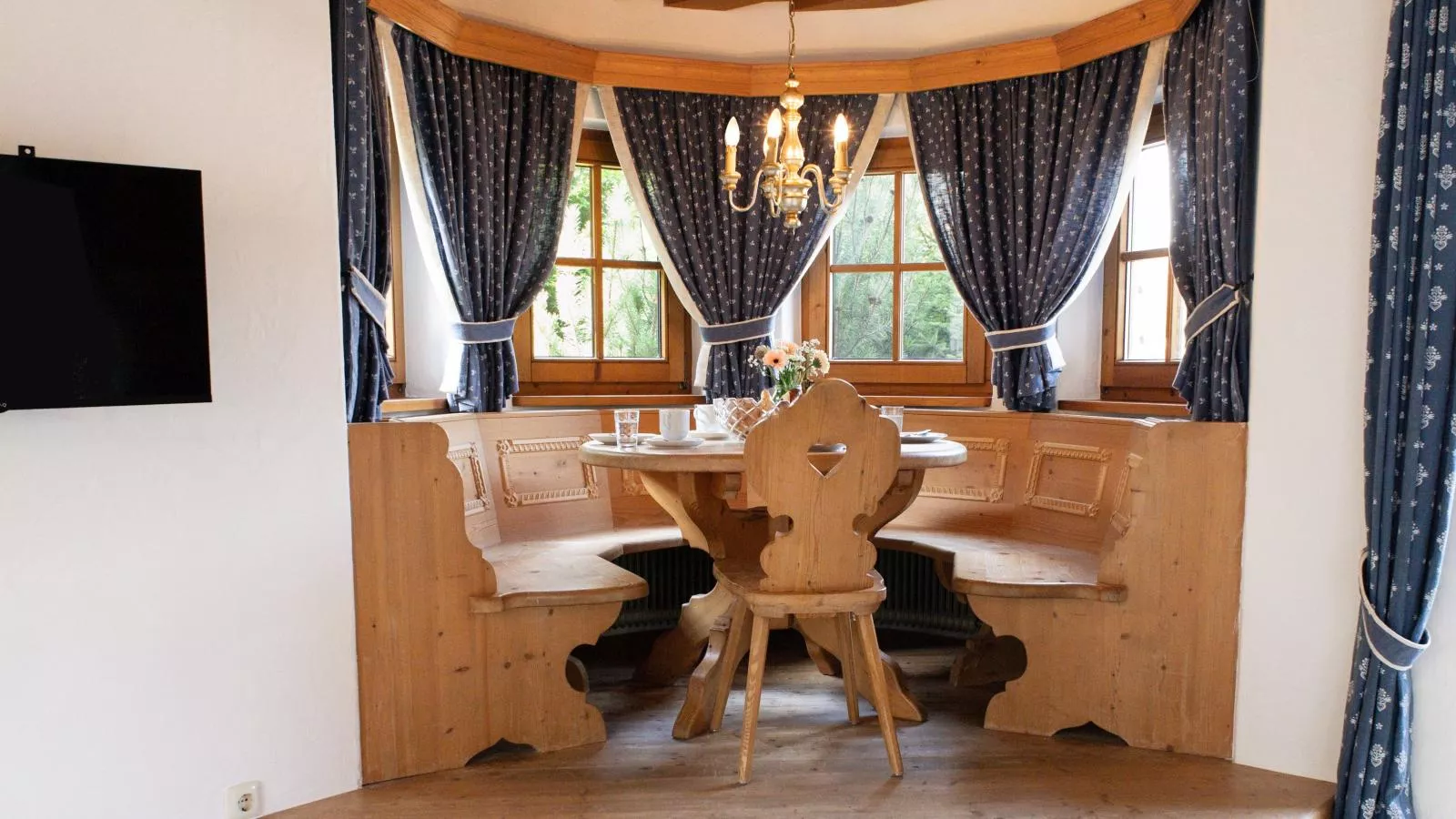 Müller Nr 1-Dining room