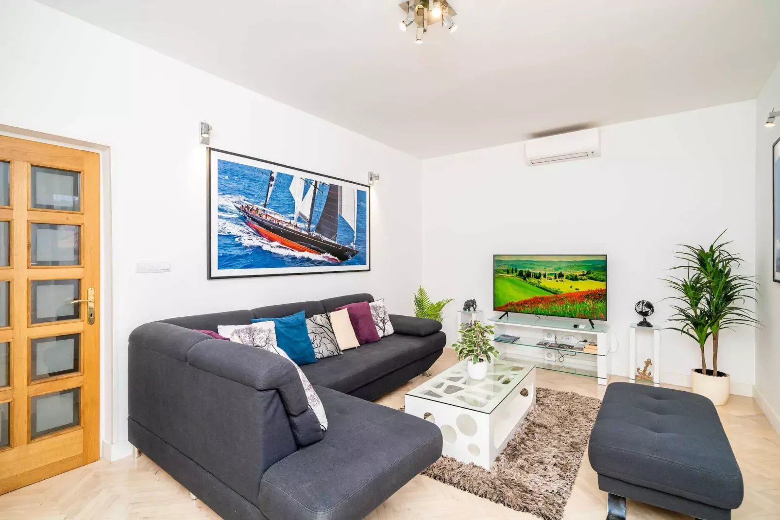 Holiday Home King - Four Bedroom House with Terrace-Wohnzimmer