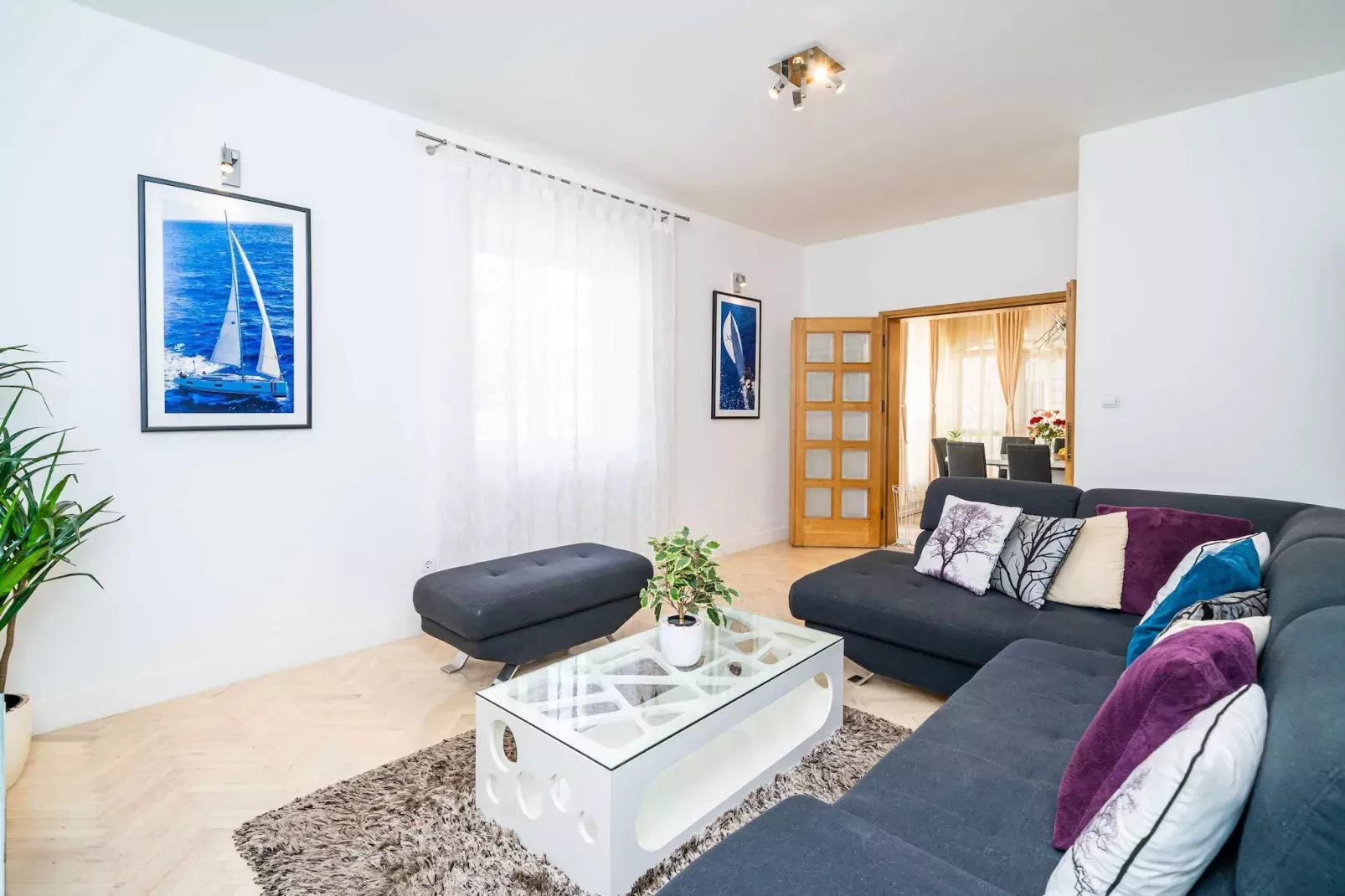 Holiday Home King - Four Bedroom House with Terrace-Wohnzimmer