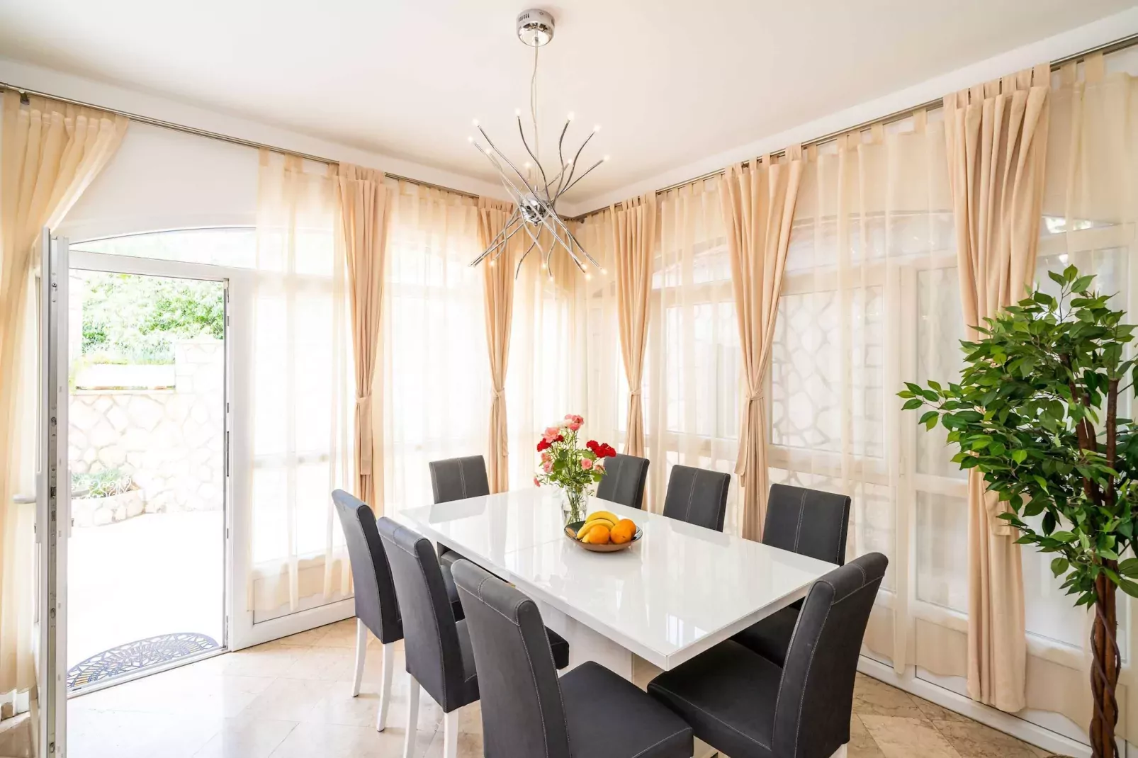 Holiday Home King - Four Bedroom House with Terrace-Esszimmer
