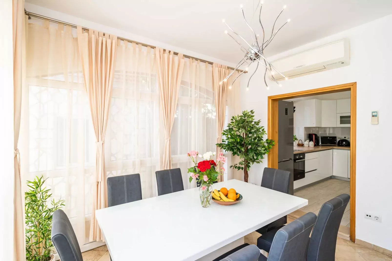 Holiday Home King - Four Bedroom House with Terrace-Esszimmer